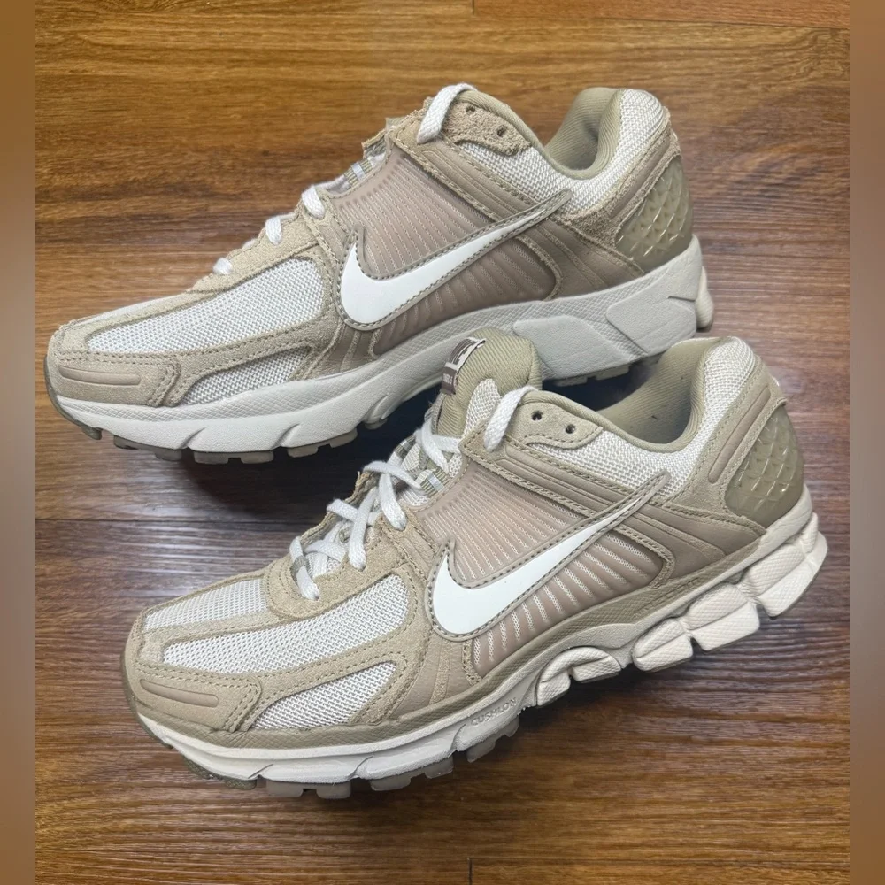 NIKE Zoom Vomero 5 Men’s 8.5/ Women’s 10 - Picture 1 of 9